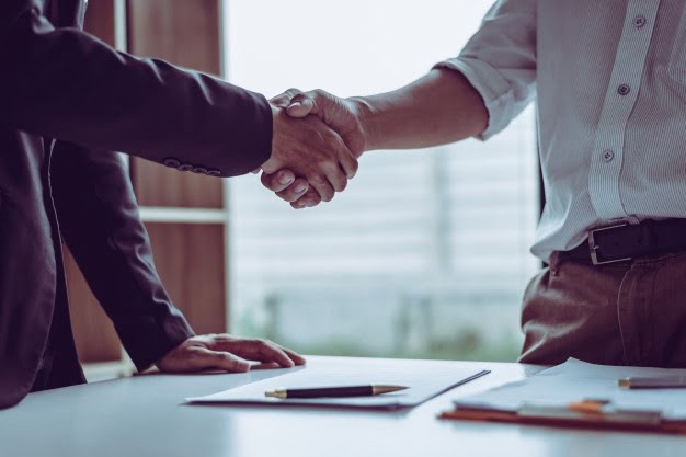 abogados-asiaticos-socios-mediana-edad-que-dan-mano-despues-discutir-acuerdo-contrato-hecho_35675-922